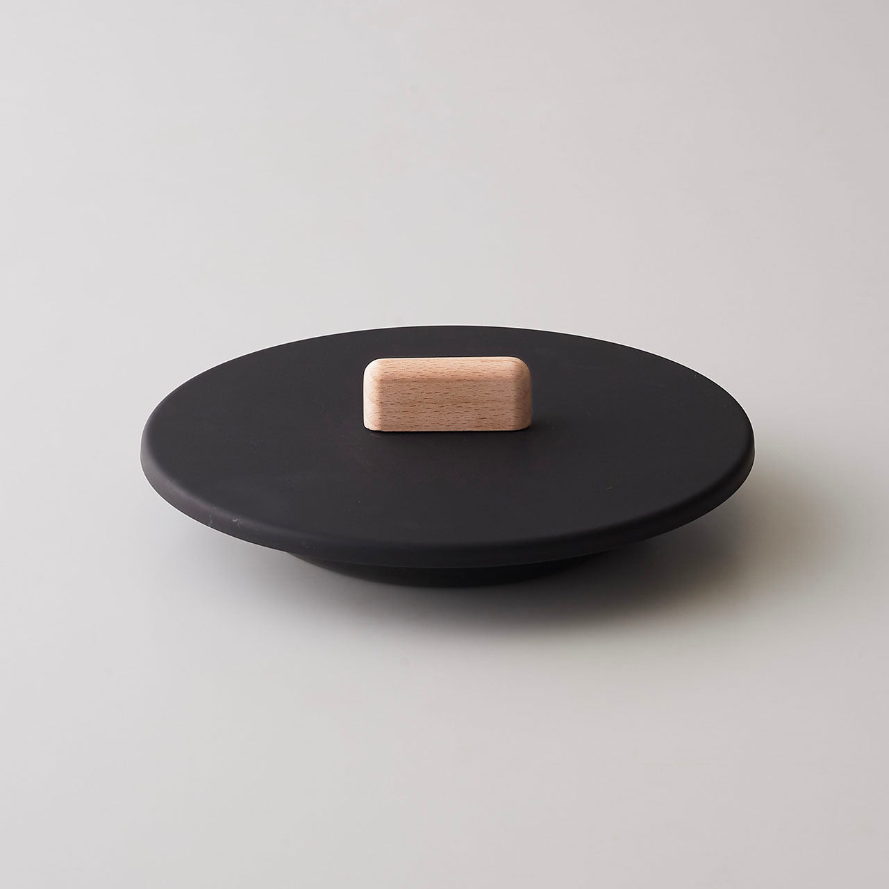 JIU Iron Lid with Beech Wood Handle by FUJITA KINZOKU