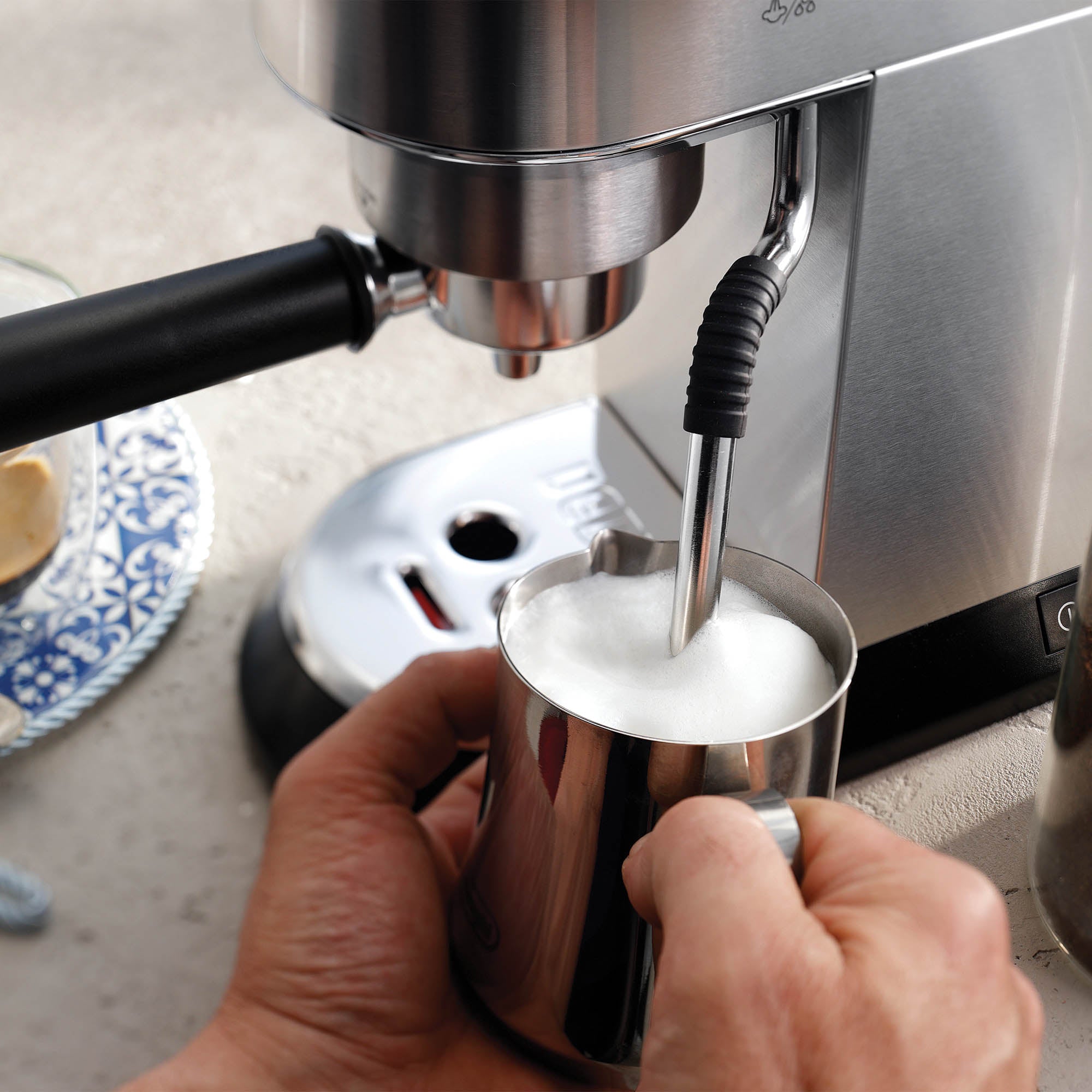 De’Longhi Dedica Arte Manual Coffee Machine